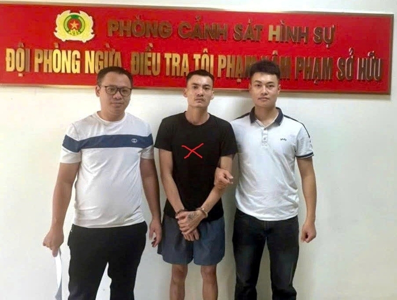 Đối tượng Vũ Xuân Trường (áo đen).