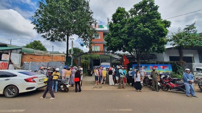 Người dân tụ tập trước nhà nghỉ nơi người phụ nữ bị sát hại ở Đắk Lắk. Ảnh: NLĐ