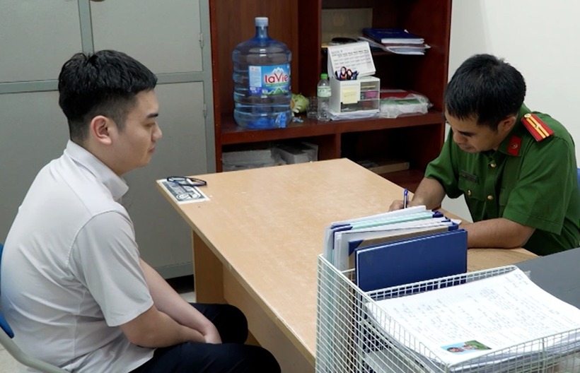 Nam nhân viên lễ tân làm việc với cơ quan công an. (Ảnh: VietnamNet)