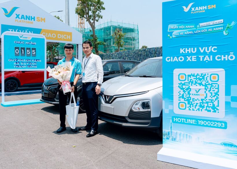 Một tài xế nhận bàn giao xe tại sự kiện.
