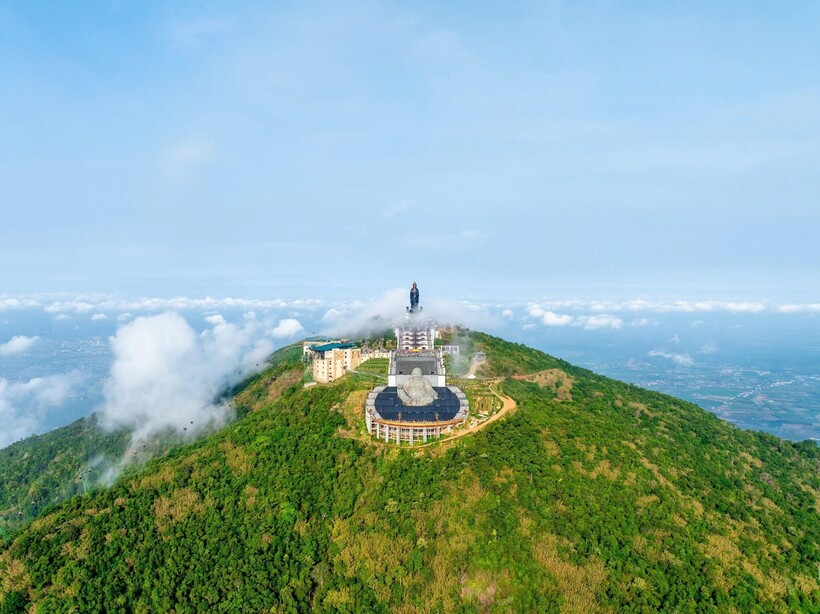 Núi Bà Đen là trung tâm các hoạt động của giải chạy Marathon tại Tây Ninh. Ảnh: Sun World Ba Den Mountain