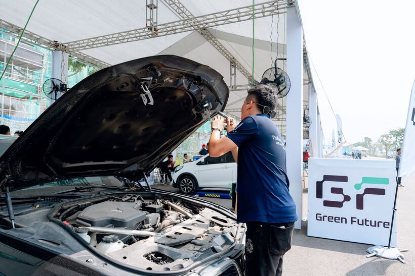 Bộ phận thẩm định giá từ GF đang kiểm tra một chiếc xe xăng do khách hàng mang tới.