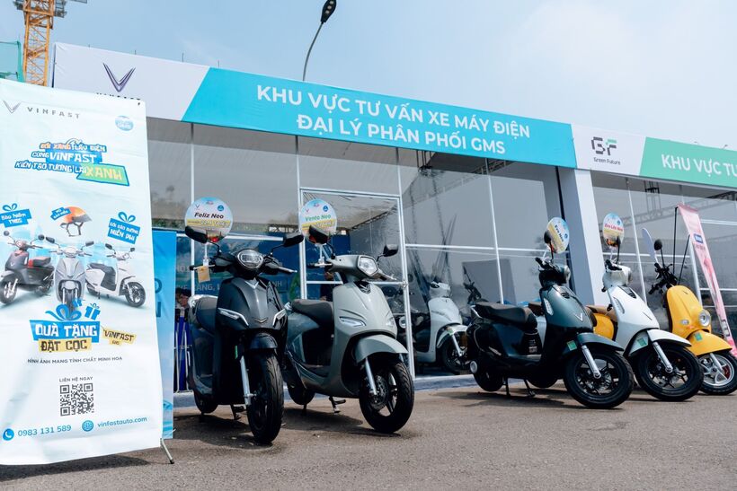 Khách hàng có thể trải nghiệm, đặt cọc các dòng xe máy điện VinFast với chính sách trả góp ưu đãi.