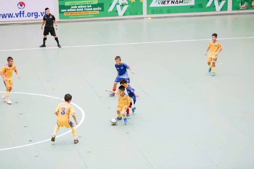 Từ thể thao học đường, Lương Hải (dẫn bóng) và nhiều em nhỏ khác đã dần trưởng thành hơn. Ảnh: NVCC