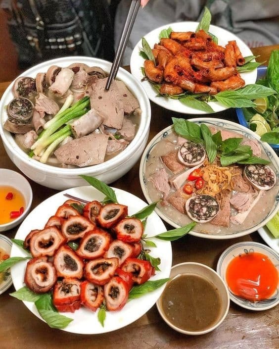 Không thể phủ nhận rằng lòng lợn là món ăn ngon miệng, dân dã và mang đậm bản sắc ẩm thực Việt. Tuy nhiên, không phải ai cũng phù hợp để ăn món này, đặc biệt là những người có bệnh nền hoặc thể trạng đặc biệt.