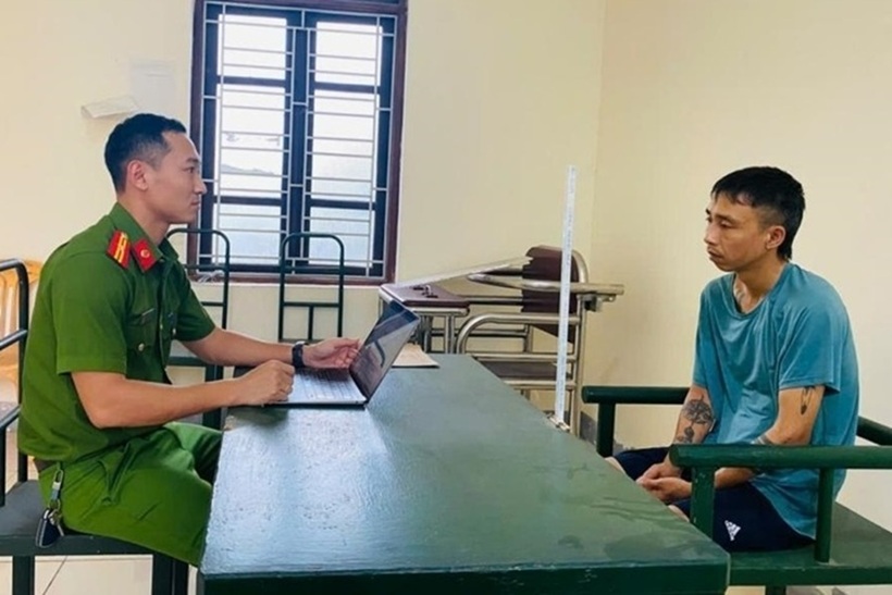 Bị can Lê Ngọc Thành (trái) tại Cơ quan điều tra. Ảnh: Bảo vệ Pháp luật