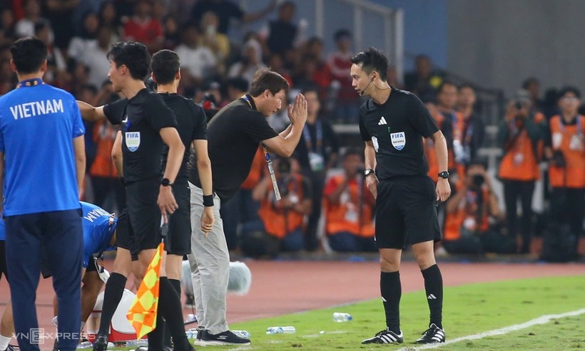 HLV Kim Sang Sik còn có hành động vái lạy trọng tài sau khi nhận thẻ vàng. Ảnh: VnExpress.