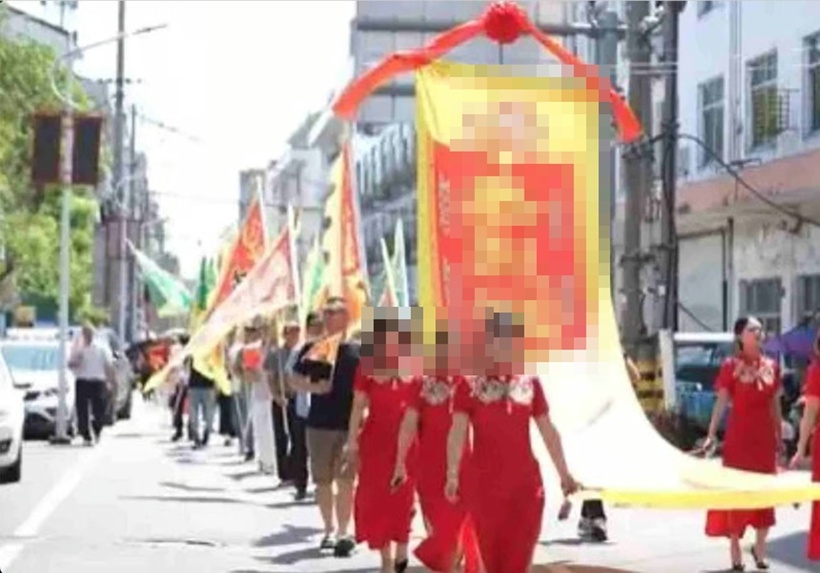 Dòng họ Li ở Ôn Châu (Trung Quốc) đã tổ chức lễ vinh danh long trọng dành cho nam sinh Li Guoyao, sự kiện thu hút sự chú ý lớn. Ảnh: SCMP