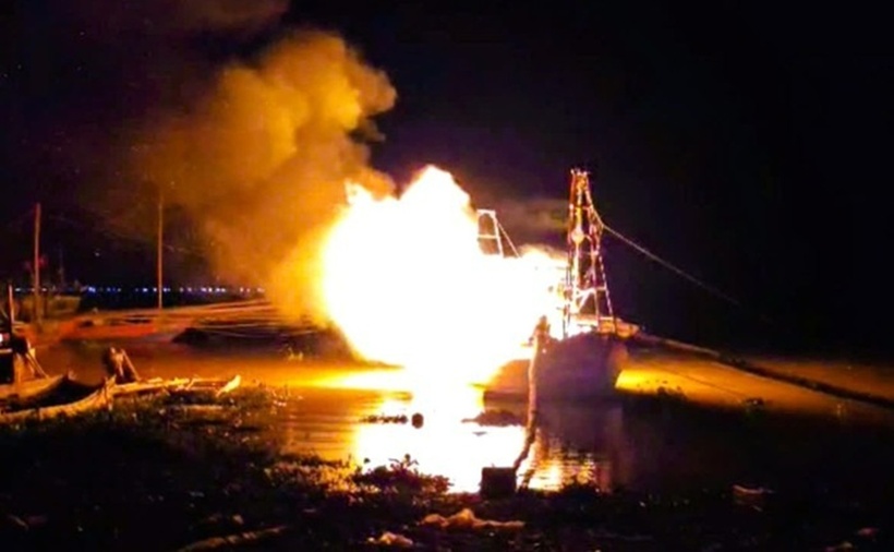 Tàu cá của ngư dân Thanh Hóa bất ngờ bốc cháy trong đêm. (Ảnh: Người lao động)