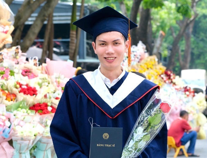 Phùng Thế Thông trong ngày nhận bằng. Ảnh: VnExpress