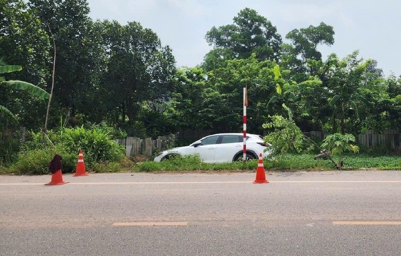 Ô tô bất ngờ mất lái lao xuống ruộng. Ảnh: Báo Tiền phong.