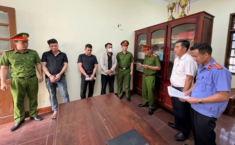 Cơ quan chức năng đọc quyết định khởi tố bị can, bắt tạm giam nhóm đối tượng hành hung chủ nha khoa Sài Gòn Dentist. (Ảnh: Báo Quảng Trị)