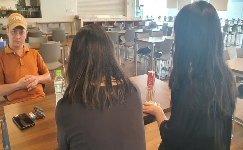 Bé T. ngoài cùng bên phải cùng bố mẹ. (Ảnh: VietnamNet)