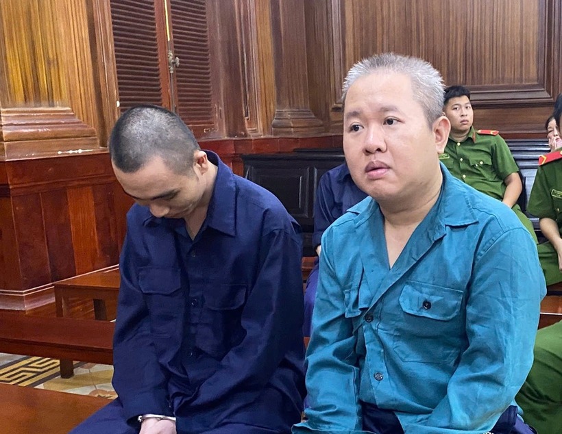Bị cáo Phan Hoàng Phương (bìa trái) và bị cáo Lê Thành Vinh tại tòa. (Ảnh: Pháp luật TP.HCM)