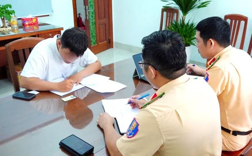 Phòng CSGT Công an tỉnh Gia Lai làm việc với N.M.P. (Ảnh: Công an)