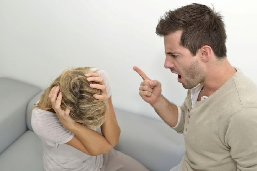 Trái ngược với người không có chính kiến, người bảo thủ, độc đoán sẽ luôn cho mình là nhất và không bao giờ chịu lắng nghe người khác.