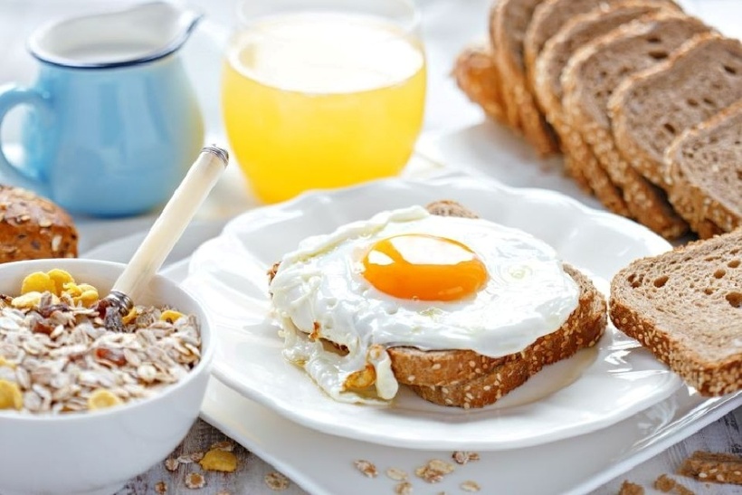 Thực phẩm ăn sáng nhanh như mì gói, bánh mì kẹp thịt, xúc xích, đồ hộp thường có hàm lượng muối rất cao.