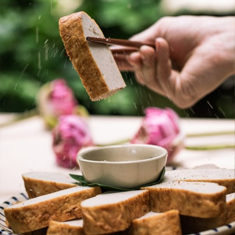 Giò chả tự nhiên, không hóa chất thường có màu trắng ngà hoặc hơi xám nhạt, bề mặt khi cắt có các lỗ khí nhỏ, không quá mịn và bóng.