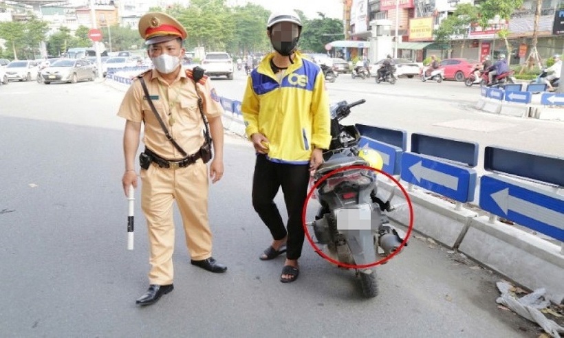 Nhiều tài xế xe ôm cố tình che, dán biển kiểm soát.
