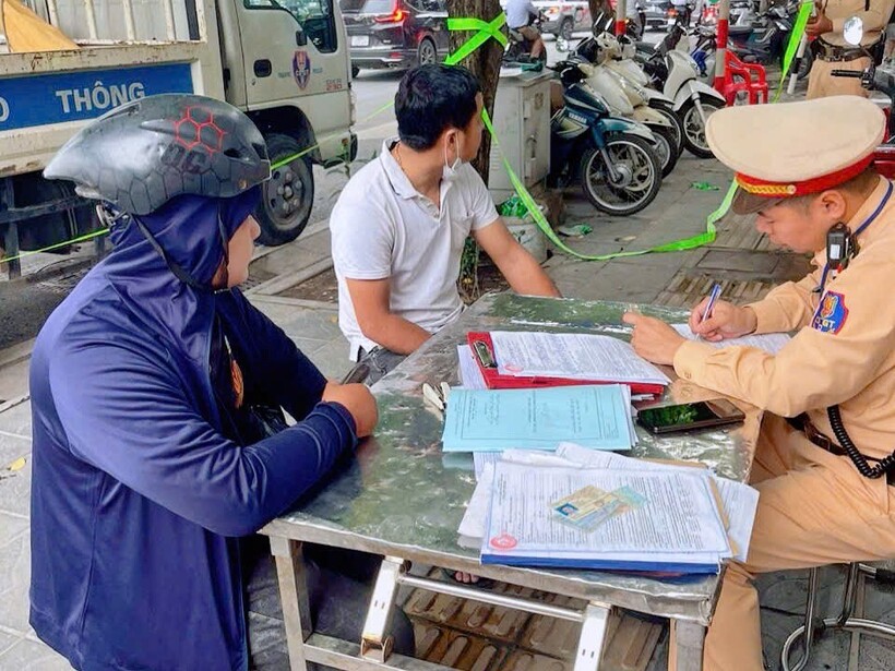 CSGT kiểm tra người điều khiển xe mô tô đi lên đường Vành đai 2 trên cao, sáng 31/7.