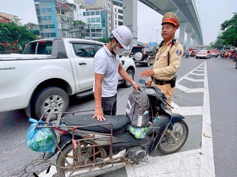CSGT kiểm tra người điều khiển xe mô tô đi lên đường Vành đai 2 trên cao, sáng 31/7.