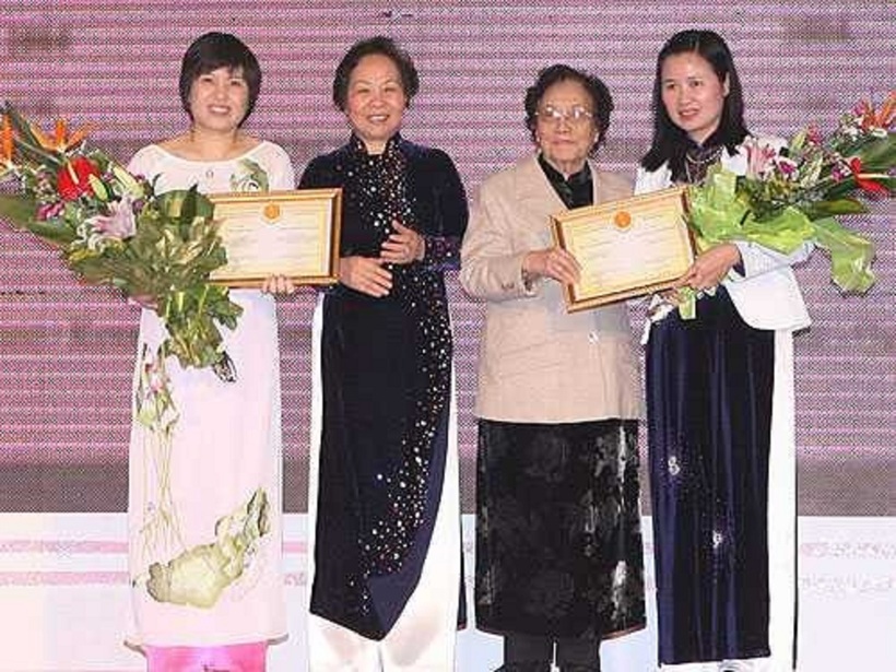GS.TS Lê Thị Thanh Nhàn (ngoài cùng bên phải) nhận giải thưởng Kovalevskaia năm 2011.