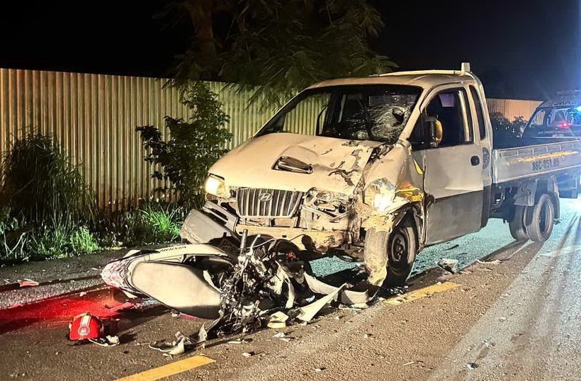 Vụ tai nạn khiến 2 phương tiện bị hư hỏng nặng, người đàn ông điều khiển xe máy tử vong. Ảnh: Dân Việt