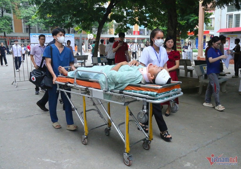 Nam sinh Nguyễn Trung Kiên từng đến điểm thi tốt nghiệp THPT năm 2025 bằng cáng. Ảnh: VietNamnet