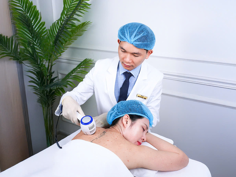 BS.CKI Nguyễn Ngọc Minh và hành trình 10 năm chữa lành cho hàng nghìn bệnh nhân viêm nang lông - 2