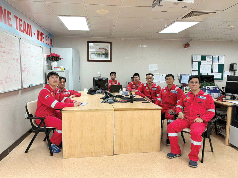 Đảng viên trên giàn Hải Thạch học tập Nghị quyết của Trung ương theo hình thức trực tuyến