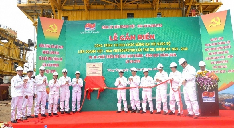 Lễ gắn biển thi đua công trình Dự án Phát triển mỏ Kình Ngư Trắng - Kình Ngư Trắng Nam, Lô 09-2/09