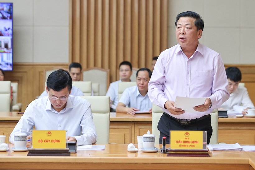 Bộ trưởng Bộ Xây dựng Trần Hồng Minh báo cáo tình hình triển khai các công trình, dự án quan trọng quốc gia, trọng điểm ngành Giao thông vận tải. Ảnh: VGP