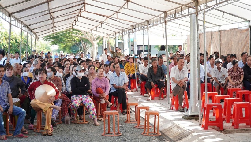 Rất đông người dân đến theo dõi phiên toà. (Ảnh: Tiền phong)