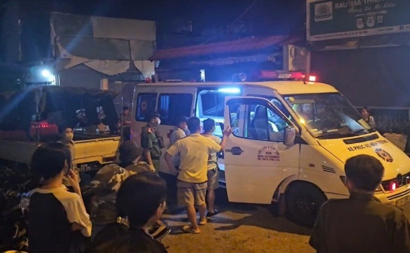 Lực lượng chức năng đến hiện trường vụ nam sinh rơi tử vong. (Ảnh: Người lao động)