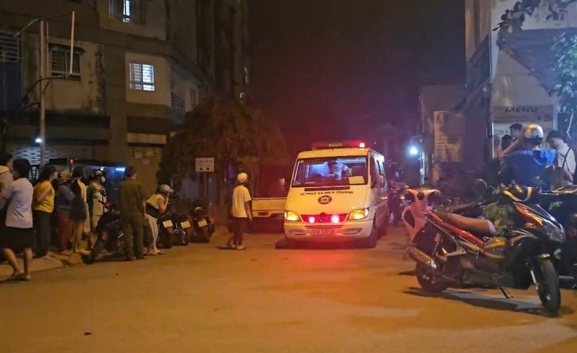 Xe cứu thương đưa thi thể nạn nhân về nhà xác. (Ảnh: Dân trí)