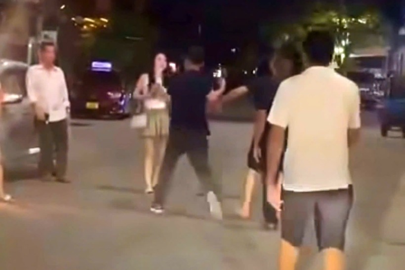 Vụ xô xát, đánh nhau xảy ra tại khu vực phía trước cửa một quán karaoke ở phường Bãi Cháy (tỉnh Quảng Ninh). Ảnh: VietNamNet