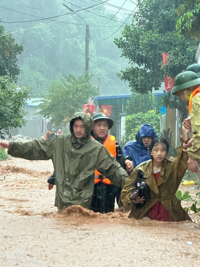 Lực lượng chức năng đưa người dân ra khỏi vùng nguy hiểm tại xã Na Son, tỉnh Điện Biên. Ảnh: Báo Điện Biên