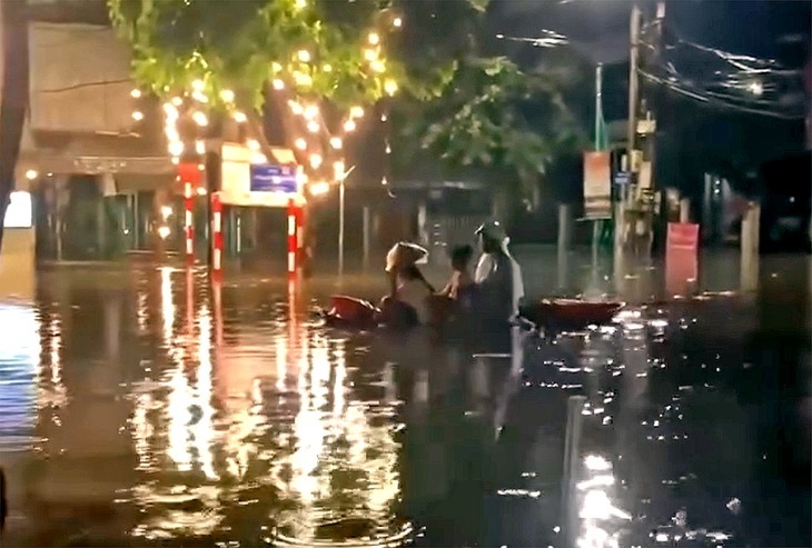 Người dân bơi thuyền đón người nhà ở đường Minh Cầu (phường Hoàng Văn Thụ, Thái Nguyên). (Ảnh: Tuổi trẻ)