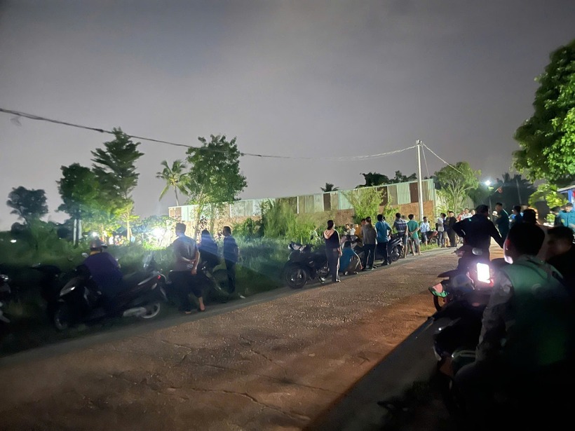 Nhiều người dân hiếu kỳ theo dõi vụ việc. (Ảnh: Dân trí)