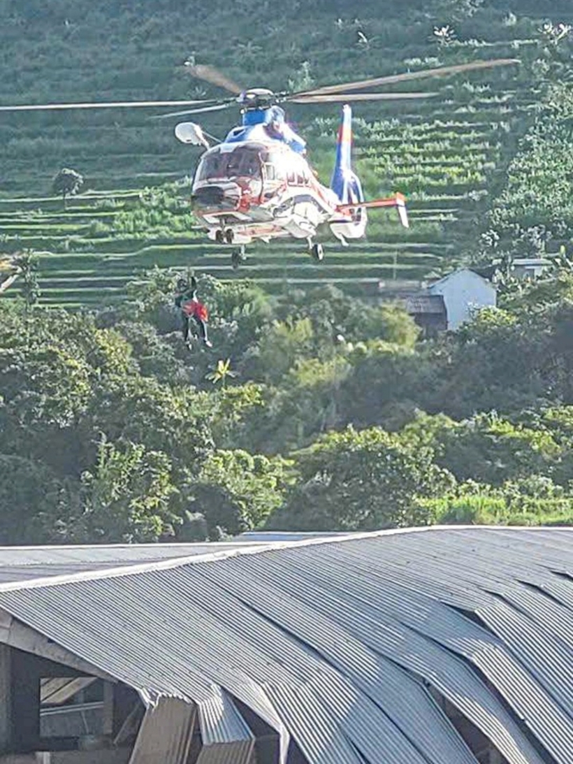Trực thăng tiếp cận, giải cứu 8 người bị mắc kẹt. Ảnh: VTC News