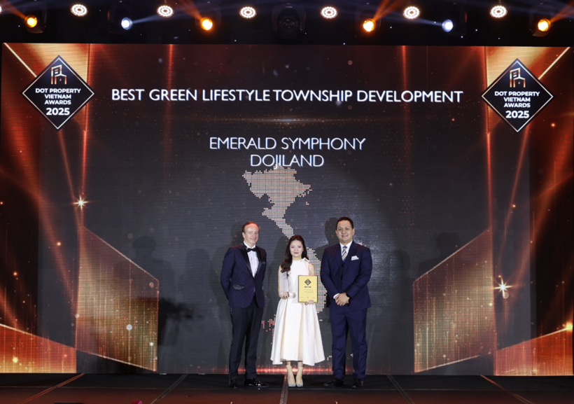 Đại diện DOJILAND nhận giải “Dự án khu đô thị xanh kiến tạo chuẩn mực sống xanh tốt nhất Việt Nam 2025” dành cho dự án Emerald Symphony