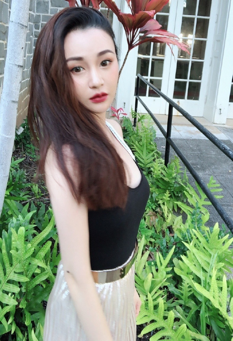 Trần Dục Lâm tự tiết lộ là người tình 7 năm của Ngô Tú Ba. Cô bị bắt sau khi Ngô Tú Ba trình báo cảnh sát.