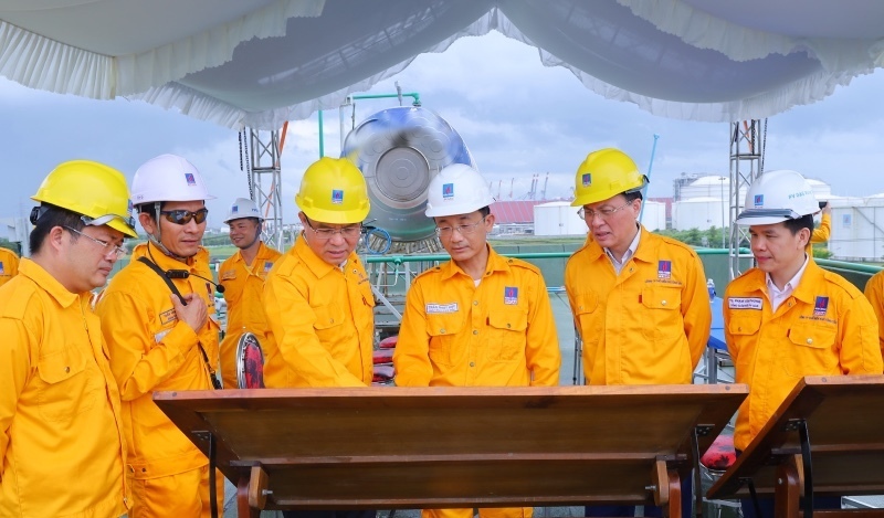 Trong suốt 50 năm qua cùng với quyết tâm chính trị “Một đội ngũ – Một mục tiêu”, toàn thể Petrovietnam đã đoàn kết, chung lòng thực hiện hiệu quả quản trị biến động công cuộc tái tạo kép.
