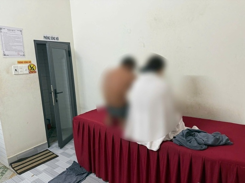 Cơ quan chức năng bắt quả tang đôi nam nữ đang mua bán dâm với giá 700.000 đồng. Ảnh: Công an tỉnh Đồng Nai.