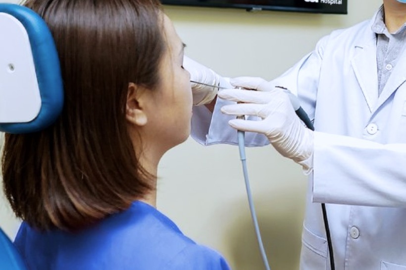 Bác sĩ dùng dụng cụ chuyên dụng gắp dị vật ra ngoài. Ảnh: Báo Dân trí.