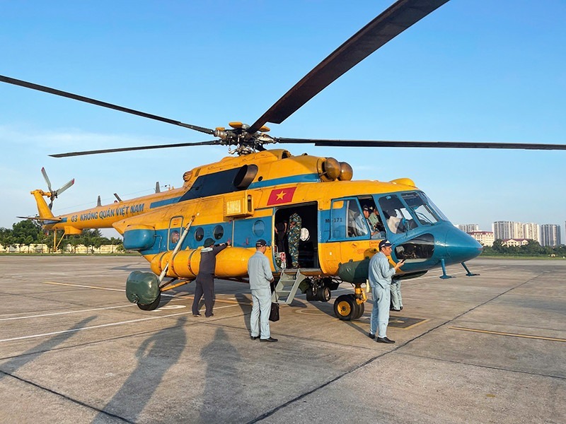 Tổ bay trực thăng Mi-171 Trung đoàn 916 cất cánh về sân bay Gia Lâm bốc, xếp nhu yếu phẩm cứu trợ đồng bào tỉnh Điện Biên. (Ảnh: PK-KQ)