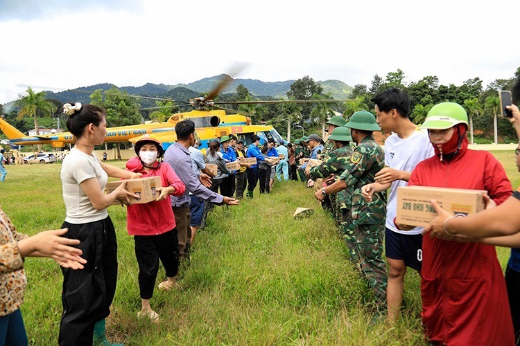 Hàng cứu trợ đã được vận chuyển đến hai địa điểm bị ảnh hưởng của mưa lũ. (Ảnh: TTXVN)