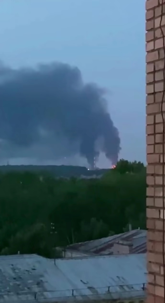 Hỏa hoạn xảy ra sau cuộc tấn công của Ukraine. Ảnh: Pravda