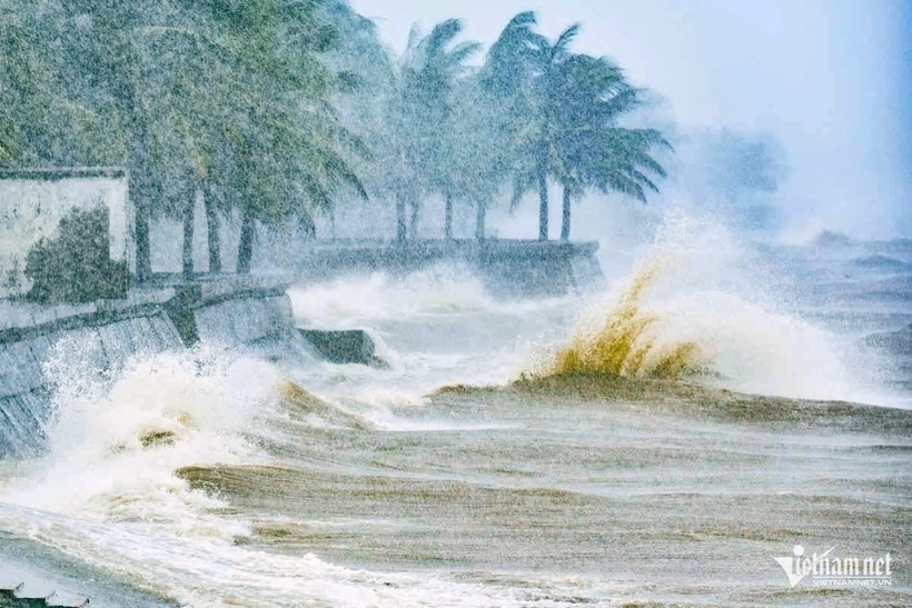 Hình ảnh sóng đánh vào khu vực ở Thanh Hóa. Ảnh: VietNamNet