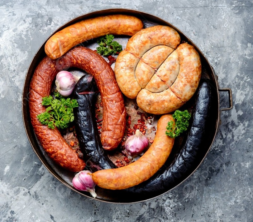 Xúc xích được chế biến sẵn nên chứa nhiều natri và chất bảo quản (nitrit và nitrat) để kéo dài thời hạn sử dụng.